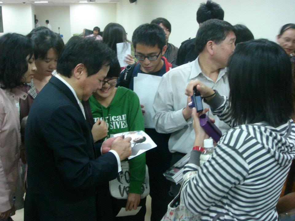 演講結束後，大家紛紛湧上索取簽名&拍照