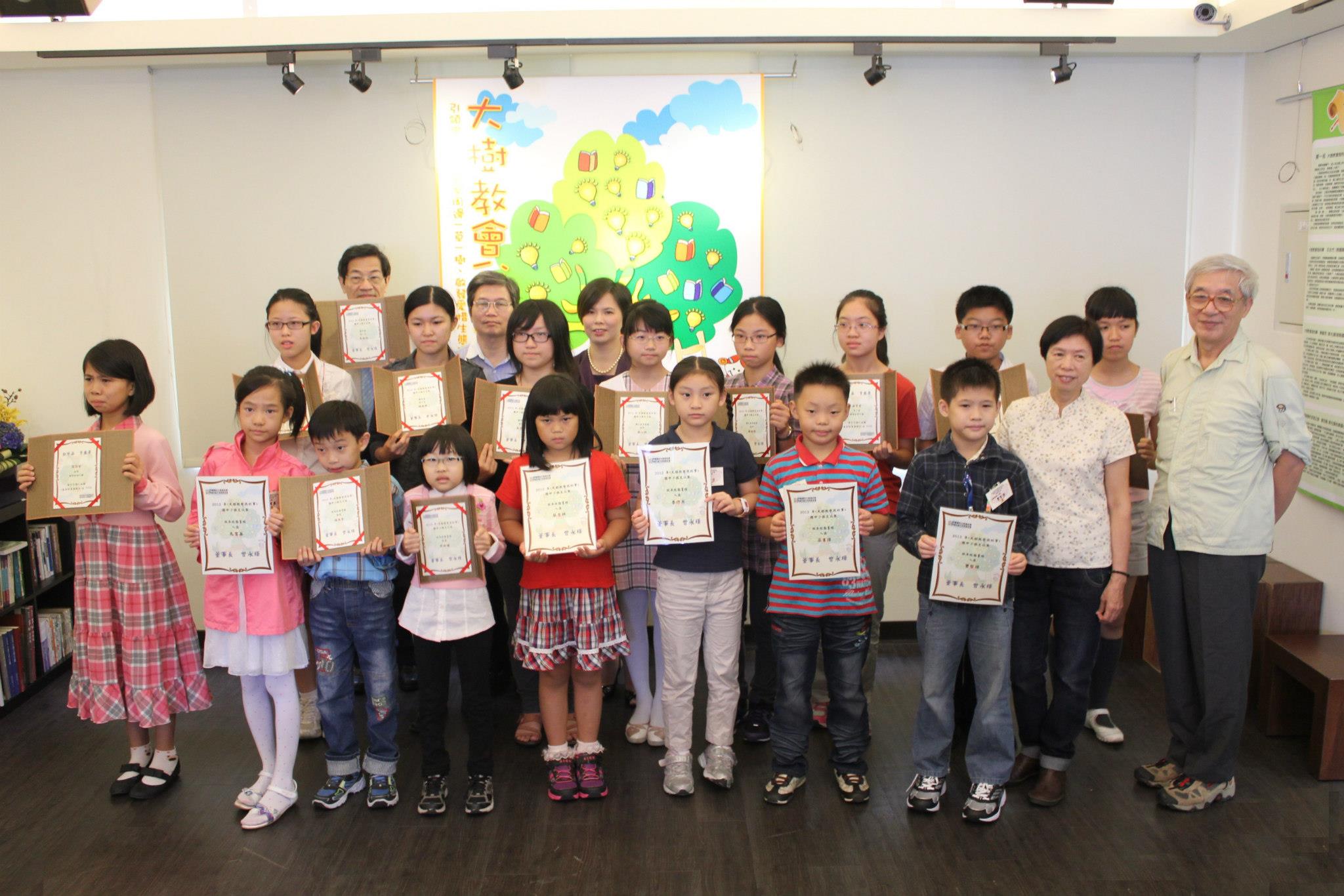 本會邱慧珠執行長、曹俊彥老師、褚苔伊老師與獲獎小朋友大合影